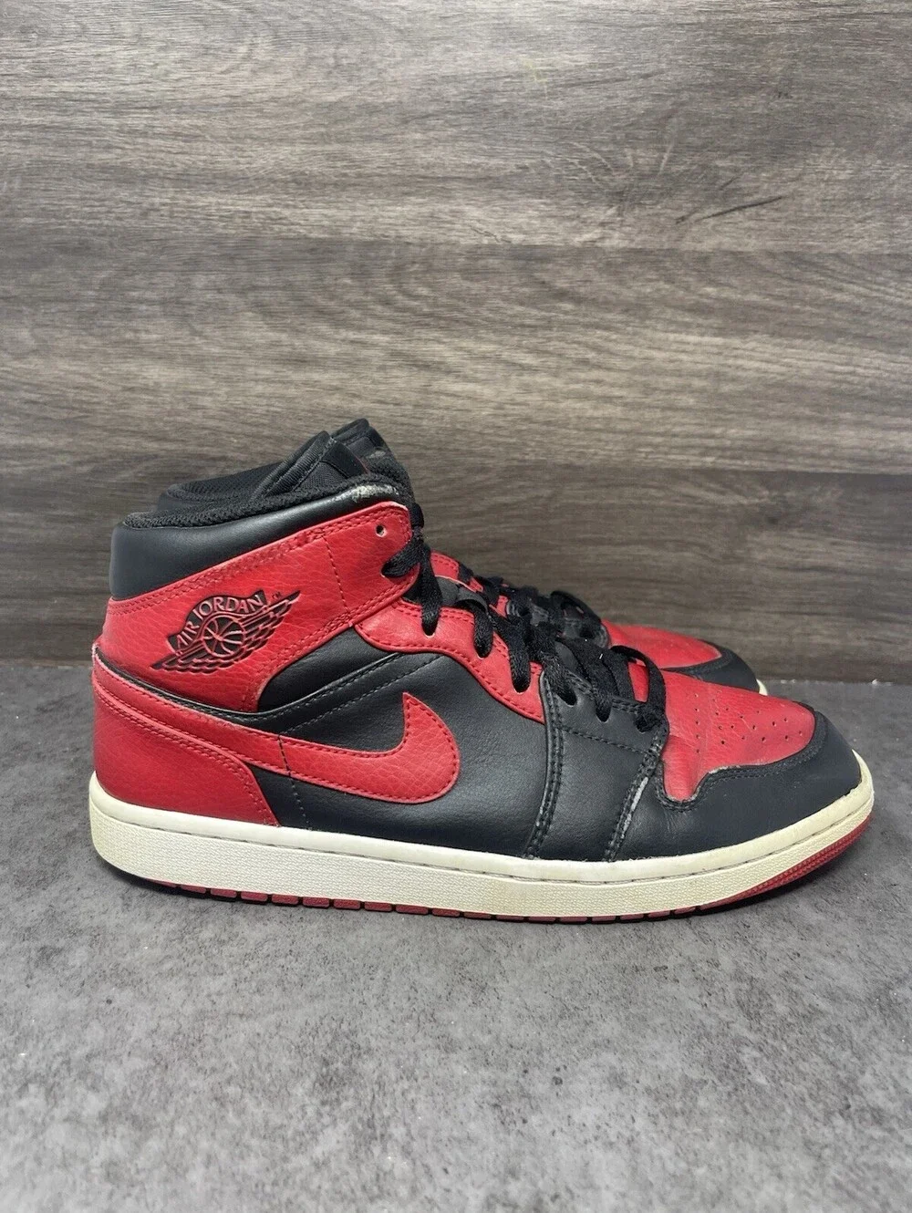 Air Jordan 1 Mid Sneakers Mens Size 9.5 Black Red Banned 554724-074